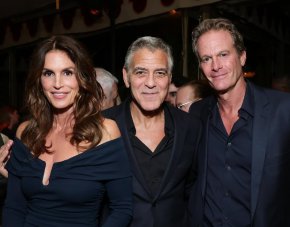 Джордж Клуни блести на премиерата на новия филм Джей Кели (Фотогалерия)