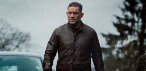 „Грубата“ гангстерска поредица с Том Харди е „пристрастяваща“ и „най-добрата серия за 2025 г.“