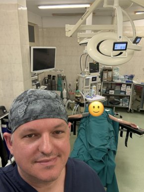  Докторът от ППДБ Антон Тонев разпъна на кръст пациентка, качи я във фейсбук (СНИМКИ 18+)