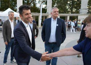  Докторът от ППДБ Антон Тонев разпъна на кръст пациентка, качи я във фейсбук (СНИМКИ 18+)