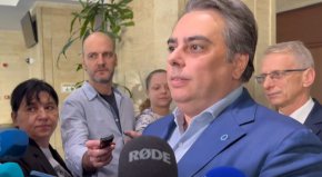 Няма 5 г. опит в петролната индустрия, доста лоша шега на кабинета: Ас. Василев за Спецов