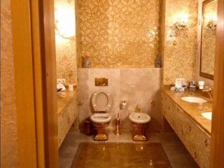 FT: Торби с пари и златна тоалетна - корупционната криза, която поглъща правителството на Зеленский