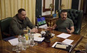 Депутатите на Зеленский искат оставката на Сивия му кардинал Ермак