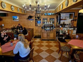 ДА! Adlerhorst с йегер-шницел №1 у нас и най-старата бира в света в къщата на архитекта на Партнийния дом