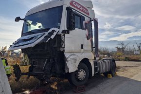  Съпрузи и едното им дете загинаха при удар с ТИР, спаси се брадчето в столче