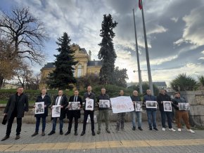  ВМРО с мълчалив протест пред НС срещу поредното насилие над македонски българин в РС Македония