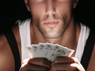 За покер-фейса и психологията на играта: късметът е награда за смелост/риск