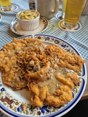 ДА! Adlerhorst с йегер-шницел №1 у нас и най-старата бира в света в къщата на архитекта на Партнийния дом