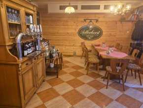 ДА! Adlerhorst с йегер-шницел №1 у нас и най-старата бира в света в къщата на архитекта на Партнийния дом