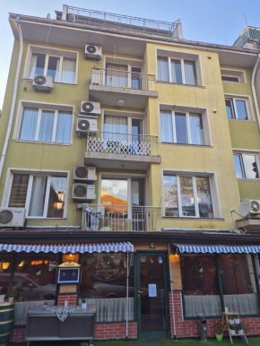 ДА! Adlerhorst с йегер-шницел №1 у нас и най-старата бира в света в къщата на архитекта на Партнийния дом