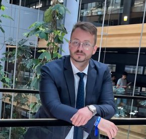 По идея на Асен Василев държавата ще назначава партийни секретари в държавни фирми: ВМРО