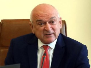  Главчев първи махна работещите пенсионери и съкрати 5% незаети бройки в администрацията си  