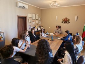 Ученици от 11. клас се срещнаха с кмета на Царево за кариерни разговори и професионален опит