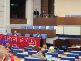 Патриотите от Възраждане с Двойка по български език: ФОТО НА ДЕНЯ