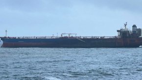 Екипажът на танкера край Ахтопол получи храна и вода