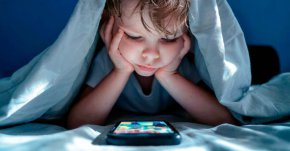 Децата, които получават смартфон до 13 г., имат по-висок риск от безсъние, затлъстяване и депресия – особено момичетата