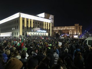 Хиляди протестиращи искат оставката на правителство, над 30 души са задържани от полицията в София