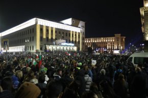 Хиляди протестиращи искат оставката на правителство, над 30 души са задържани от полицията в София
