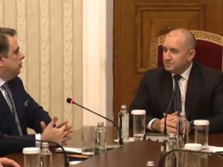 100% машинно гласуване с контролно броене на разписките: Радев при консултацията с ППДБ