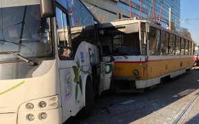 Трамвай удари автобус на бул. Ситняково