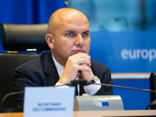 Лаура Кьовеши поиска имунитета на Илхан Кючюк