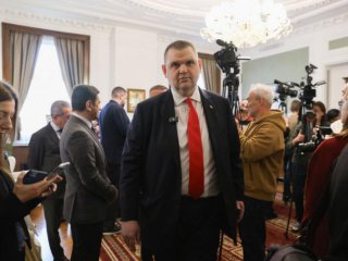 Пеевски показа снимки от работата си с ППДБ 