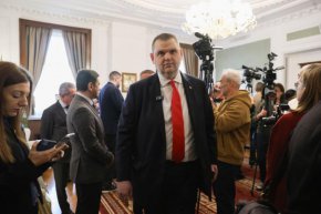 Пеевски показа снимки от работата си с ППДБ 