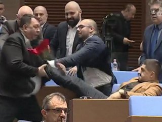 Бой и ритници между Радостин Василев и Гюнай Далоолу в НС