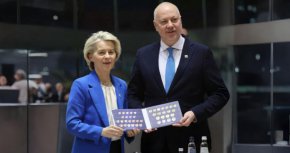 Премиерът Желязков подари български евромонети на Урсула фон дер Лайен 