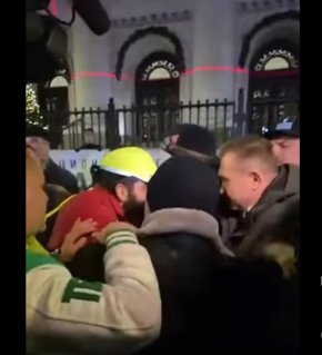 Бой за микрофона на протеста: ВИДЕО НА НОЩТА