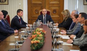 Ще връча първия мандат след Нова година: Радев