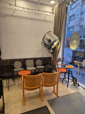 ДА! Като в подкаст-студио, в Gossip Coffee Stories