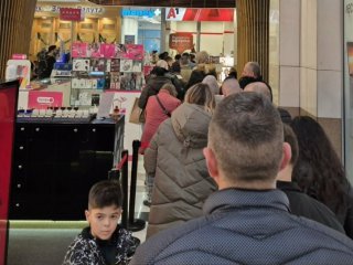 Опашка за евро и злато в мола: ФОТО НА ДЕНЯ