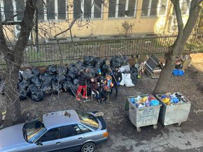   18 дни непочистен боклук в Хаджи Димитър: ФОТО НА ДЕНЯ  