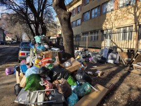   18 дни непочистен боклук в Хаджи Димитър: ФОТО НА ДЕНЯ  
