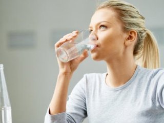 Водата сутрин: по-бързо събуждане на мозъка от кафето