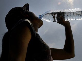 Пиещите бутилирана вода поглъщат 90 000 повече микропластични частици годишно: Проучване