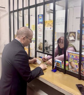  3 минути. Толкова отне обмяната на 222.47 лева в евро в пощенската станция в с. Долни Богров: Караджов