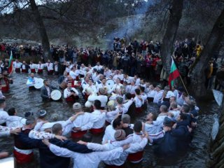 Мъжкото хоро се изви в ледените води на Тунджа в Калофер