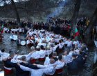 Мъжкото хоро се изви в ледените води на Тунджа в Калофер