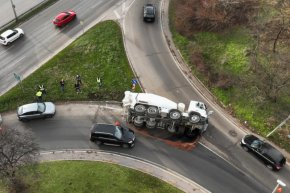 Бетоновоз се обърна на ключов булевард в София