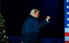 Сенатът на САЩ подкрепи мярка за ограничаване на военните правомощия на Тръмп