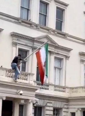 Иран привика британския посланик заради инцидент със знамето на посолството
