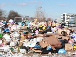Терен в Слатина се превърна в сметище, карали там боклука от бусове и самосвали