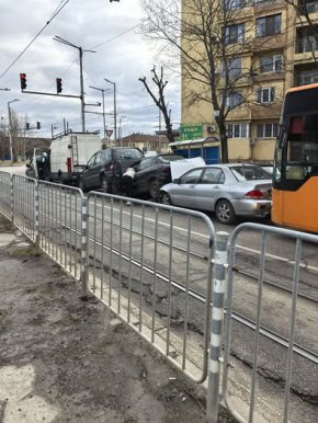 Шиш от коли на пътя с участието на градски автобус: Фото на деня