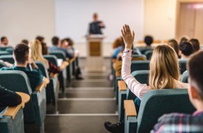 Намалиха лихвата по студентските кредити на първо четене