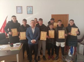 Ученици от спортно училище Ген. Владимир Стойчев върнаха изгубена чанта с пари и лекарства