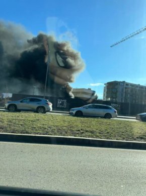 Гори пожар в гаражи за строителни материали в София