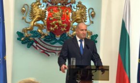 <iframe src="https://www.facebook.com/plugins/video.php?height=314&href=https%3A%2F%2Fwww.facebook.com%2FPresidentRumenRadev%2Fv