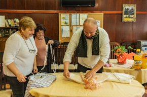  Жителите на село Бродилово отбелязаха Бабинден в пенсионерския клуб